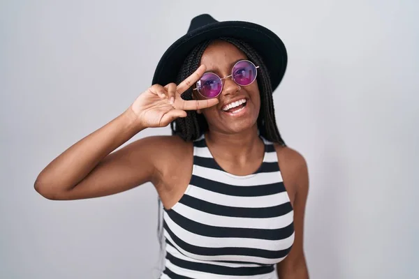 Jonge Afrikaans Amerikaanse Met Vlechten Met Hoed Zonnebril Doet Vredessymbool — Stockfoto