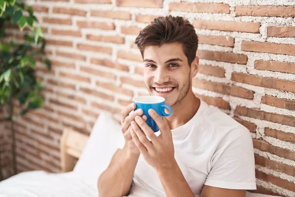 Νεαρός Ισπανός Πίνει Καφέ Καθισμένος Στο Κρεβάτι Στην Κρεβατοκάμαρα — Φωτογραφία Αρχείου