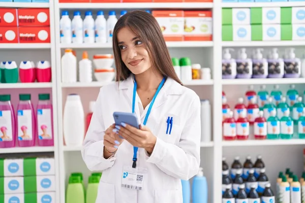Jovem Bela Mulher Hispânica Farmacêutica Usando Smartphone Trabalhando Farmácia — Fotografia de Stock