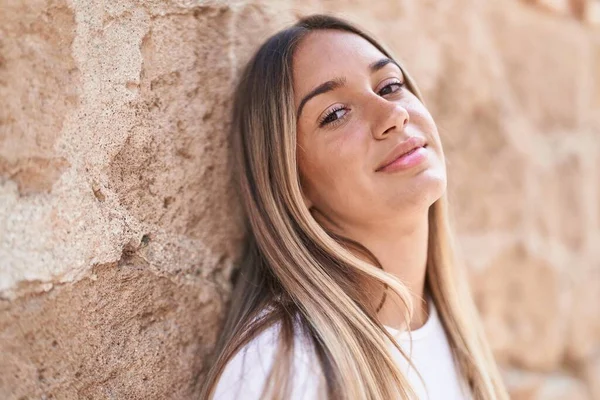 Jong Mooi Latino Vrouw Glimlachen Zelfverzekerd Staande Geïsoleerde Steen Achtergrond — Stockfoto
