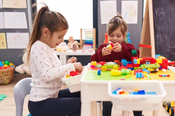 Entzückende Mädchen Spielen Kindergarten Mit Bauklötzen Tisch — Stockfoto