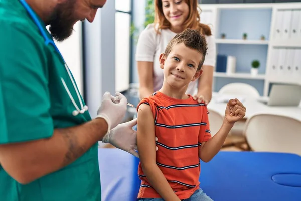 在医生诊所得到疫苗的小孩骄傲地尖叫着 高举双臂庆祝胜利和成功 — 图库照片