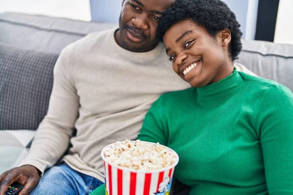 Afroamerikanisch Mann Und Frau Paar Film Essen Popcorn Hause — Stockfoto