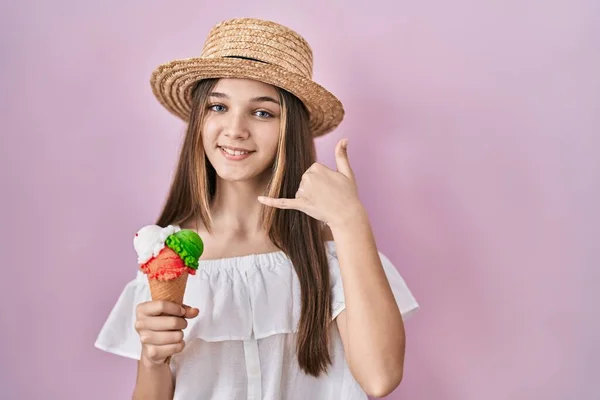 電話で話すような手や指で携帯電話のジェスチャーをして笑顔アイスクリームを保持10代の女の子 コミュニケーションの概念 — ストック写真