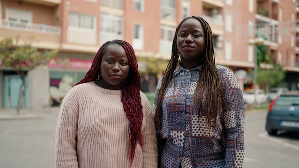 Twee Afrikaanse Amerikaanse Vrienden Met Serieuze Uitdrukking Staan Samen Straat — Stockfoto