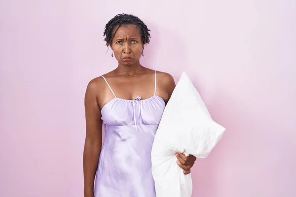 Femme Africaine Avec Dreadlocks Portant Pyjama Étreignant Oreiller Déprimé Inquiet — Photo