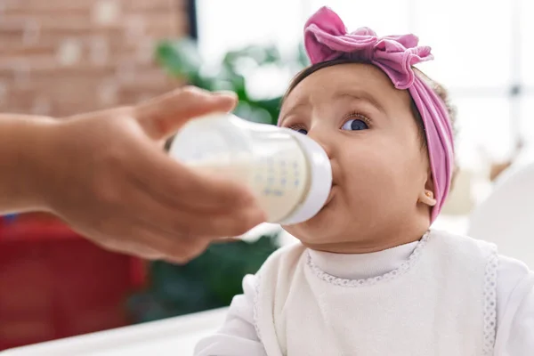 Adorabile Bambino Ispanico Mangiare Latte Biberon Seduto Sul Seggiolone Casa — Foto Stock
