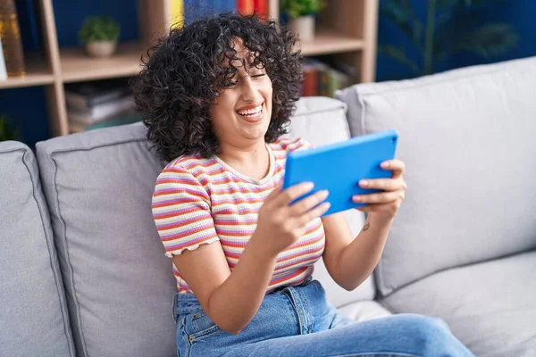 Młoda Kobieta Bliskim Wschodzie Ogląda Wideo Touchpad Siedzi Kanapie Domu — Zdjęcie stockowe