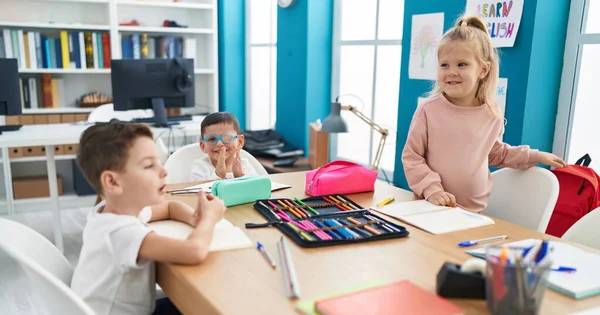 Gyerekek Egy Csoportja Asztalon Tapsolnak Osztályteremben — Stock Fotó