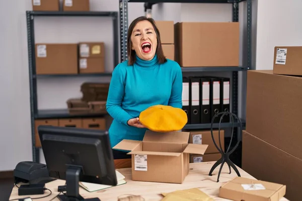 中世のパニック女性仕事で小さなビジネスEコマース準備注文笑顔と笑いハードアウト大声で面白いクレイジー冗談ので — ストック写真