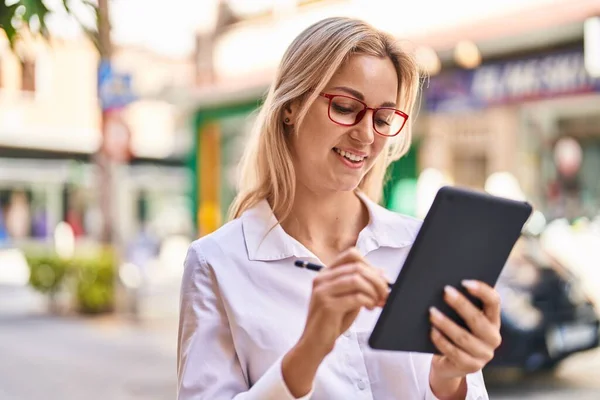 Junge Blonde Frau Lächelt Selbstbewusst Mit Touchpad Auf Der Straße — Stockfoto