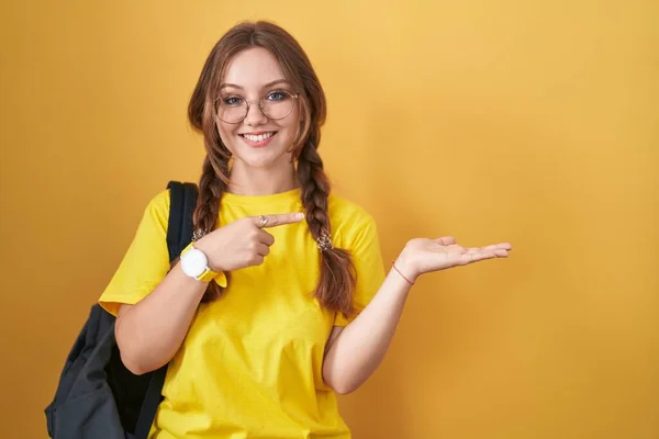 Jonge Blanke Vrouw Dragen Student Rugzak Gele Achtergrond Verbaasd Glimlachen — Stockfoto