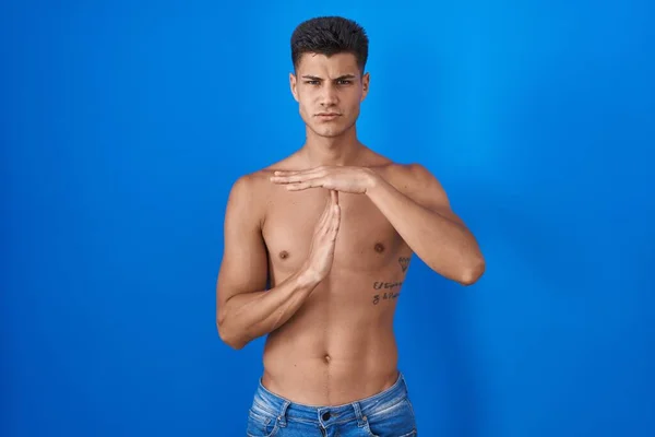 Joven Hombre Hispano Pie Sin Camisa Sobre Fondo Azul Haciendo — Foto de Stock
