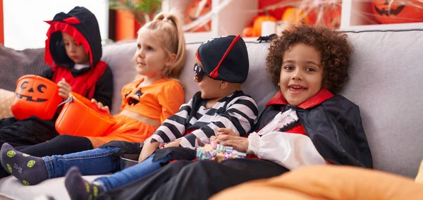 Grupa Dzieci Kostiumie Halloween Siedzi Kanapie Domu — Zdjęcie stockowe