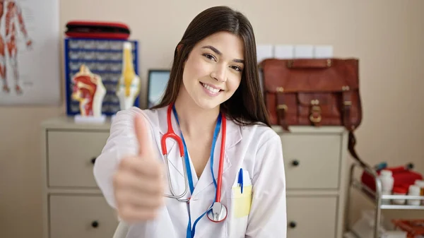 Νεαρή Όμορφη Ισπανίδα Γιατρός Χαμογελά Σίγουρος Κάνει Χειρονομία Στην Κλινική — Φωτογραφία Αρχείου