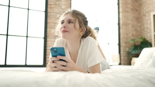 Молода Блондинка Допомогою Смартфона Лежить Ліжку Спальні — стокове фото