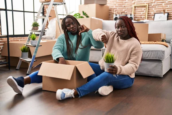 Zwei Afrikanerinnen Die Ein Neues Zuhause Ziehen Sitzen Mit Wütendem — Stockfoto