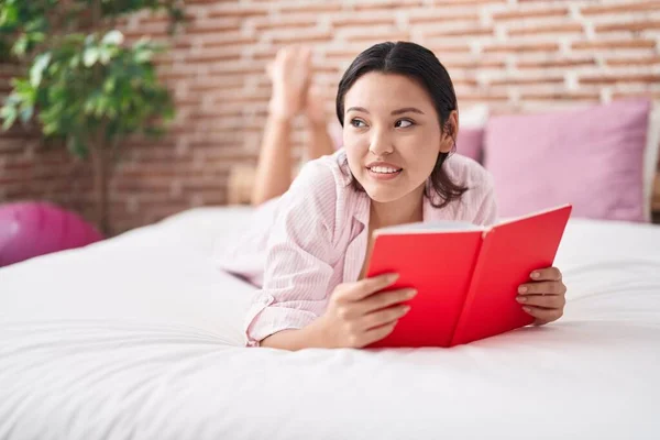 Ung Spansktalende Kvinde Læser Bog Liggende Sengen Soveværelset - Stock-foto