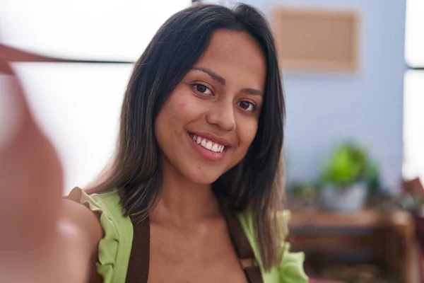 Young Hispanic Woman Florist Smiling Confident Make Selfie Camera Florist — Stockfoto