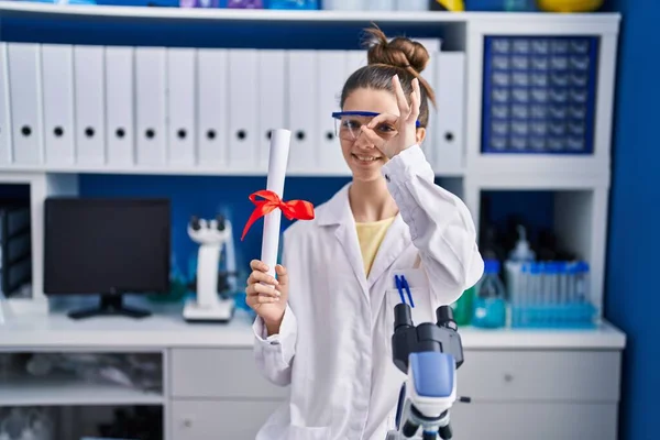 Девочка Подросток Работающая Научной Лаборатории Держит Степень Улыбается Счастливая Делает — стоковое фото