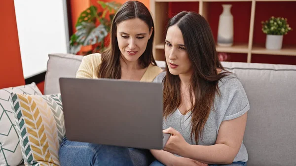 Дві Жінки Сидять Дивані Використовуючи Ноутбук Вдома — стокове фото