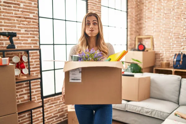 Jonge Blonde Vrouw Verhuist Naar Een Nieuw Huis Met Kartonnen — Stockfoto