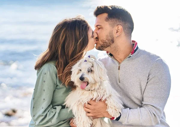 Man Woman Holding Dog Hugging Each Other Kissing Seaside — Fotografia de Stock