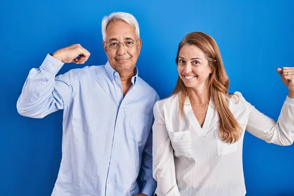 Medelåldern Latinamerikanskt Par Står Över Blå Bakgrund Stark Person Som — Stockfoto
