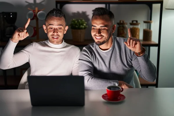 Casal Homossexual Usando Computador Portátil Sorrindo Espantado Surpreso Apontando Para — Fotografia de Stock