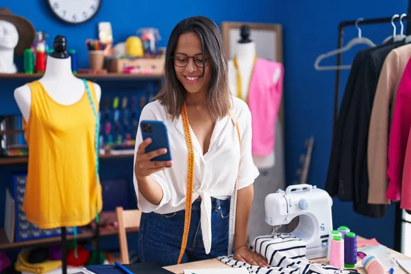 Jovem Hispânico Mulher Alfaiate Sorrindo Confiante Usando Smartphone Estúdio Costura — Fotografia de Stock