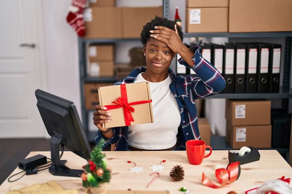 アフリカ系アメリカ人女性によって立ってManikin上の小さなビジネスでクリスマス強調し 頭の上に手でフラストレーション 驚きと怒りの顔 — ストック写真