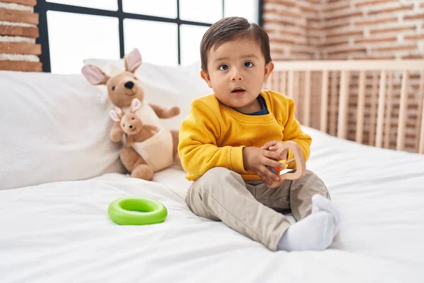Sevimli Spanyol Çocuk Yatak Odasında Elinde Oyuncakla Yatakta Oturuyor — Stok fotoğraf