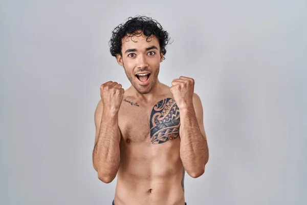 Der Hispanische Mann Steht Hemdlos Und Feiert Überrascht Und Erstaunt — Stockfoto