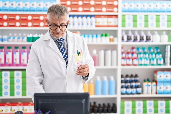 Homem Cabelos Grisalhos Meia Idade Farmacêutico Segurando Pílulas Tablet Usando — Fotografia de Stock