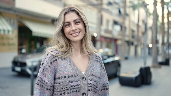 Sokakta Kendine Güvenen Genç Sarışın Kadın Gülümsüyor — Stok fotoğraf