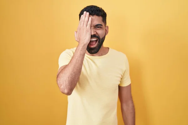 Spanischer Mann Mit Bart Auf Gelbem Hintergrund Der Ein Auge — Stockfoto