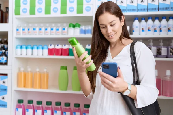 Jonge Mooie Vrouw Klant Met Behulp Van Smartphone Met Shampoo — Stockfoto