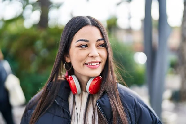 Young Beautiful Hispanic Woman Wearing Headphones Looking Side Street — Stockfoto