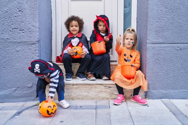 Grupo Crianças Vestindo Traje Halloween Segurando Cesta Abóbora Rua — Fotografia de Stock