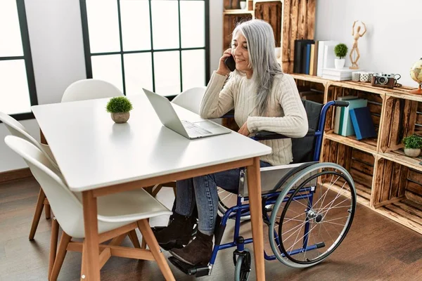 Orta Yaşlı Kır Saçlı Akıllı Telefondan Konuşan Tekerlekli Sandalyede Oturan — Stok fotoğraf