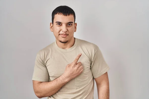 Hombre Árabe Joven Con Camiseta Casual Señalando Lado Preocupado Nervioso — Foto de Stock