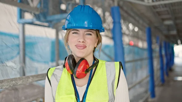 Joven Mujer Rubia Arquitecta Sonriendo Confiada Sacando Gafas Seguridad Calle — Foto de Stock