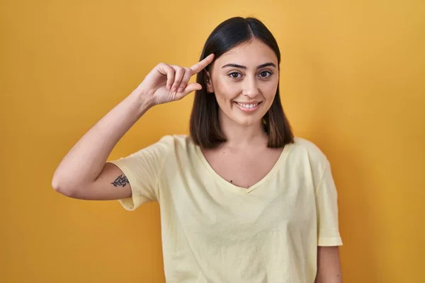 Spaans Meisje Draagt Casual Shirt Gele Achtergrond Glimlachend Wijzend Naar — Stockfoto