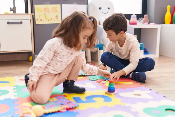Αξιολάτρευτο Αγόρι Και Κορίτσι Παίζοντας Παζλ Λεξιλόγιο Και Στεφάνες Παιχνίδι — Φωτογραφία Αρχείου