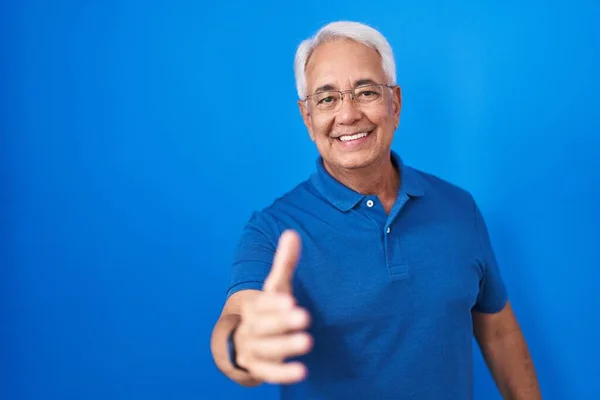Middle Age Man Grey Hair Standing Blue Background Smiling Friendly — Stock Photo, Image