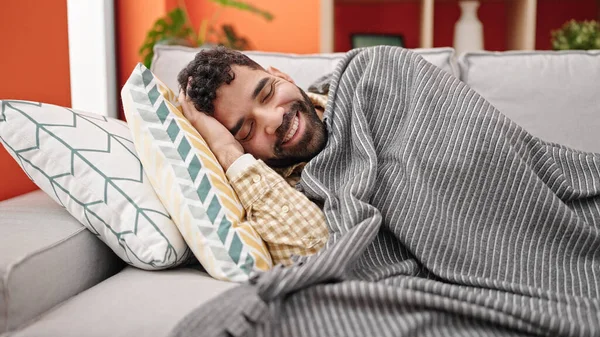 Junger Hispanischer Mann Liegt Auf Sofa Schlafend Bei — Stockfoto