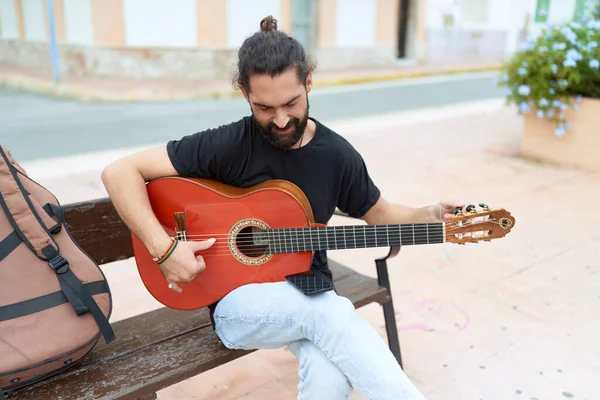 Ung Latinamerikansk Man Musiker Spelar Klassisk Gitarr Sitter Bänk Gatan — Stockfoto