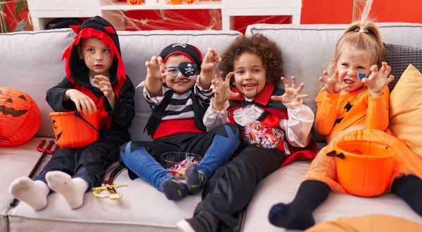 Cadılar Bayramı Kostümü Giymiş Bir Grup Çocuk Evde Korku Jesti — Stok fotoğraf