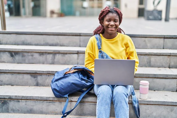 Afroamerikanische Studentin Sitzt Mit Laptop Auf Stufen Der Universität — Stockfoto