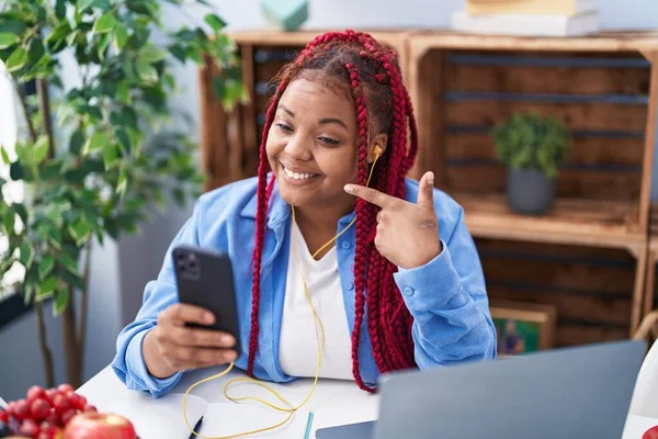 Afro Amerikaanse Vrouw Met Gevlochten Haar Met Behulp Van Smartphone — Stockfoto